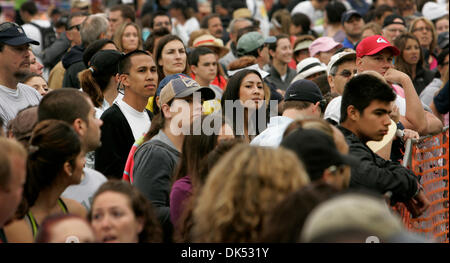 17 avril 2011 - San Diego, Californie, USA - 17 avril 2011 - San Diego, CA- spectateurs regarder comme porteur dans le Semi-marathon de La Jolla terminer la course en Ellen Browning Scripps Park at La Jolla Cove. (Howard Lipin/San Diego Union-Tribune) Obligatoire Crédit photo : HOWARD LIPIN/ San Diego Union-Tribune/ZUMA Press, San Diego Union-Tribune Publishing Company. (Crédit Image : &# 169 ; Le Sa Banque D'Images