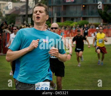 17 avril 2011 - San Diego, Californie, USA - 17 avril 2011 - San Diego, CA-Ian (CQ) Forrest de San Diego, s'approche de la ligne d'arrivée de la Jolla semi-marathon en Ellen Browning Scripps Park at La Jolla Cove. (Howard Lipin/San Diego Union-Tribune) Obligatoire Crédit photo : HOWARD LIPIN/ San Diego Union-Tribune/ZUMA Press, San Diego Union-Tribune Publishing Company. (Crédit Image : &# 169 Banque D'Images