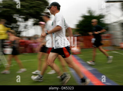 17 avril 2011 - San Diego, Californie, USA - 17 avril 2011 - San Diego, CA- coureurs traversent la ligne d'arrivée de la Jolla semi-marathon en Ellen Browning Scripps Park at La Jolla Cove. (Howard Lipin/San Diego Union-Tribune) Obligatoire Crédit photo : HOWARD LIPIN/ San Diego Union-Tribune/ZUMA Press, San Diego Union-Tribune Publishing Company. (Crédit Image : &# 169 ; Le San Diego Union européenne- Banque D'Images