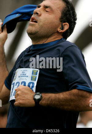 17 avril 2011 - San Diego, Californie, USA - 17 avril 2011 - San Diego, CA- Oktay (CQ) de San Diego Gumus s'approche de la ligne d'arrivée de la Jolla semi-marathon en Ellen Browning Scripps Park sur Coast Blvd. at La Jolla Cove. (Howard Lipin/San Diego Union-Tribune) Obligatoire Crédit photo : HOWARD LIPIN/ San Diego Union-Tribune/ZUMA Press, San Diego Union-Tribune Publishing Company. (Cred Banque D'Images