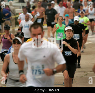 17 avril 2011 - San Diego, Californie, USA - 17 avril 2011 - San Diego, CA-porteur dans le La Jolla Demi-marathon courir le long boulevard. vers la ligne d'arrivée à Ellen Browning Scripps Park at La Jolla Cove. (Howard Lipin/San Diego Union-Tribune) Obligatoire Crédit photo : HOWARD LIPIN/ San Diego Union-Tribune/ZUMA Press, San Diego Union-Tribune Publishing Company. (Crédit Image : &# 169 Banque D'Images