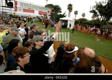 17 avril 2011 - San Diego, Californie, USA - 17 avril 2011 - San Diego, CA- spectateurs regarder comme porteur dans le Semi-marathon de La Jolla terminer la course en Ellen Browning Scripps Park at La Jolla Cove. (Howard Lipin/San Diego Union-Tribune) Obligatoire Crédit photo : HOWARD LIPIN/ San Diego Union-Tribune/ZUMA Press, San Diego Union-Tribune Publishing Company. (Crédit Image : &# 169 ; Le Sa Banque D'Images