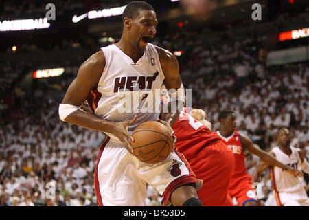 18 avril 2011 - Miami, Floride, États-Unis - MIAMI, FL - American Airlines Arena - SIXERS vs CHALEUR - R1G2 - Miami Heat Chris Bosh avant d'alimentation (1) cherche à prendre une photo au cours de la première moitié du match de la chaleur avec Philadelphie lundi soir. (Crédit Image : © Damon Higgins/Le Palm Beach Post/ZUMAPRESS.com) Banque D'Images