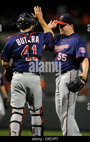 Avril 18, 2011 - Baltimore, Maryland, États-Unis - Minnesota Twins Catcher a appelé Butera (41) et de clôture (55 lanceur Matt Capps) célébrer après un match entre les Orioles de Baltimore et les Twins du Minnesota, les Jumeaux défait les Orioles 5-3 (crédit Image : © Racine TJ/global/ZUMApress.com) Southcreek Banque D'Images