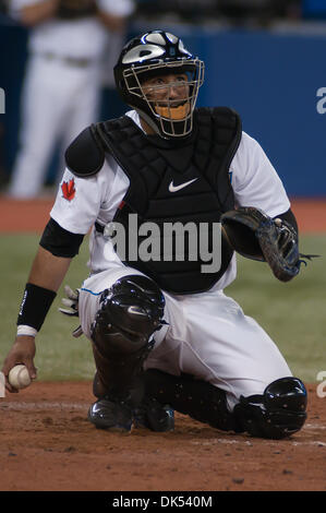 19 avril 2011 - Toronto, Ontario, Canada - Toronto Blue Jays catcher Jose Molina (8) chauffe lors mardi soir match contre les Yankees de New York au Centre Rogers de Toronto. Les Blue Jays de Toronto a gagné dans la 10e manche par la marque de 6-5. (Crédit Image : © Darren Eagles/ZUMAPRESS.com) Southcreek/mondial Banque D'Images