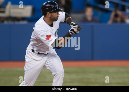 19 avril 2011 - Toronto, Ontario, Canada - le voltigeur des Blue Jays de Toronto Jose Bautista (19) avec une tentative à un bunt au cours de mardi soir match contre les Yankees de New York au Centre Rogers de Toronto. Les Blue Jays de Toronto a gagné dans la 10e manche par la marque de 6-5. (Crédit Image : © Darren Eagles/ZUMAPRESS.com) Southcreek/mondial Banque D'Images