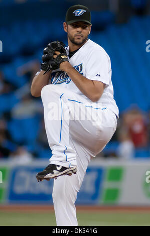 19 avril 2011 - Toronto, Ontario, Canada - Toronto Blue Jays pitcher Carlos Villanueva (33) les vents jusqu'au cours de mardi soir match contre les Yankees de New York au Centre Rogers de Toronto. Les Blue Jays de Toronto a gagné dans la 10e manche par la marque de 6-5. (Crédit Image : © Darren Eagles/ZUMAPRESS.com) Southcreek/mondial Banque D'Images