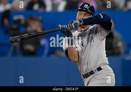 19 avril 2011 - Toronto, Ontario, Canada - New York Yankees baseball Derek Jeter (2) avec près d'une grève au cours de mardi soir match contre les Blue Jays de Toronto au Centre Rogers de Toronto. Les Blue Jays de Toronto a gagné dans la 10e manche par la marque de 6-5. (Crédit Image : © Darren Eagles/ZUMAPRESS.com) Southcreek/mondial Banque D'Images