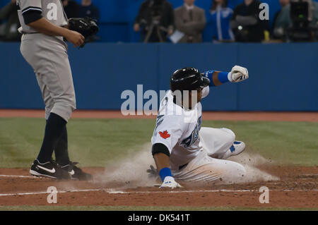 19 avril 2011 - Toronto, Ontario, Canada - Toronto Blue Jays Baseball Yunel Escobar (5) scores au cours mardi soir match contre les Yankees de New York au Centre Rogers de Toronto. Les Blue Jays de Toronto a gagné dans la 10e manche par la marque de 6-5. (Crédit Image : © Darren Eagles/ZUMAPRESS.com) Southcreek/mondial Banque D'Images