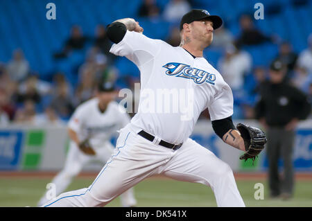 19 avril 2011 - Toronto, Ontario, Canada - Le lanceur des Blue Jays de Toronto Jon Rauch (60) les vents jusqu'au cours de mardi soir match contre les Yankees de New York au Centre Rogers de Toronto. Les Blue Jays de Toronto a gagné dans la 10e manche par la marque de 6-5. (Crédit Image : © Darren Eagles/ZUMAPRESS.com) Southcreek/mondial Banque D'Images