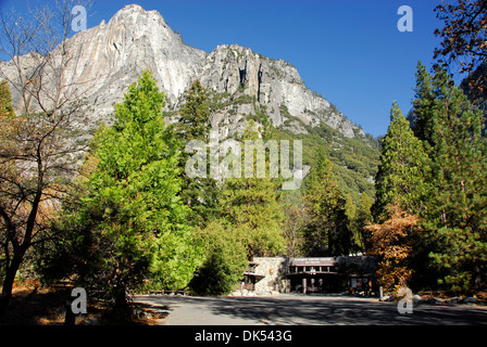 Centre d'accueil de Yosemite sous les falaises de granit à Yosemite National Park en Californie Banque D'Images