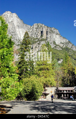 Centre d'accueil de Yosemite sous les falaises de granit à Yosemite National Park en Californie Banque D'Images