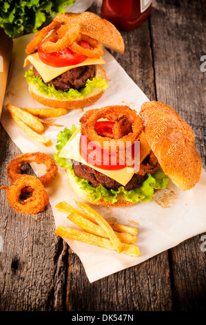 Cheesburger avec boeuf oignon frit et frites.Selective focus sur le cheesburger Banque D'Images