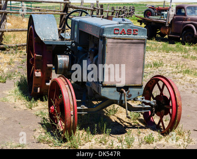 Ancien cas le tracteur à la Fielding Garr Ranch, Antelope Island, l'Antilope Island State Park, Grand Lac Salé, Utah, USA Banque D'Images