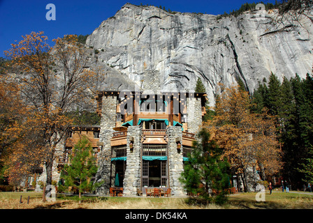 Ahwahnee Hotel sous les falaises de granit à Yosemite National Park en Californie Banque D'Images