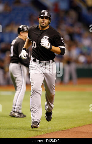 20 avril 2011 - St.Petersburg, Floride, États-Unis - Chicago White Sox droit fielder Carlos Quentin (20) exécute la base après avoir frappé un coup de circuit en solo shot pendant le match entre les Rays de Tampa Bay et les White Sox de Chicago au Tropicana Field. (Crédit Image : © Luke Johnson/ZUMApress.com) Southcreek/mondial Banque D'Images