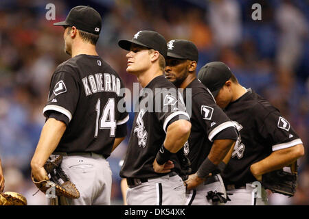 20 avril 2011 - St.Petersburg, Floride, États-Unis - Chicago White Sox de premier but Paul Konerko (14) et ses compagnons de teamates sur la butte pendant le match entre les Rays de Tampa Bay et les White Sox de Chicago au Tropicana Field. Battre les rayons White Sox 4 - 1. (Crédit Image : © Luke Johnson/ZUMApress.com) Southcreek/mondial Banque D'Images