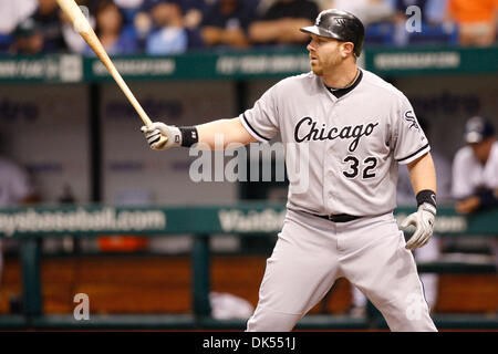 Avril 21, 2011 - St.Petersburg, Floride, États-Unis - Chicago White Sox de premier but Adam Dunn (32) au bâton lors de la comparaison entre les Rays de Tampa Bay et les White Sox de Chicago au Tropicana Field. (Crédit Image : © Luke Johnson/ZUMApress.com) Southcreek/mondial Banque D'Images