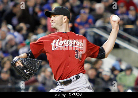 Avril 21, 2011 - Corona, New York, États-Unis - le lanceur partant des Astros de Houston J.A. (30) emplacements off la butte contre les Mets de New York au Citi Field de Corona, dans l'État (crédit Image : © Debby Wong/ZUMAPRESS.com) Southcreek/mondial Banque D'Images