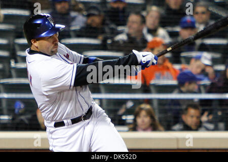 Avril 21, 2011 - Corona, New York, États-Unis - New York Mets droit fielder Carlos Beltran (15) des célibataires à centerfield contre les Astros de Houston au Citi Field de Corona, dans l'État (crédit Image : © Debby Wong/ZUMAPRESS.com) Southcreek/mondial Banque D'Images