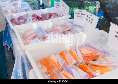 Différents types de poisson frais, le saumon et le thon, le flétan , coupée en morceaux et offert en sacs de ziploc au marché local. Banque D'Images