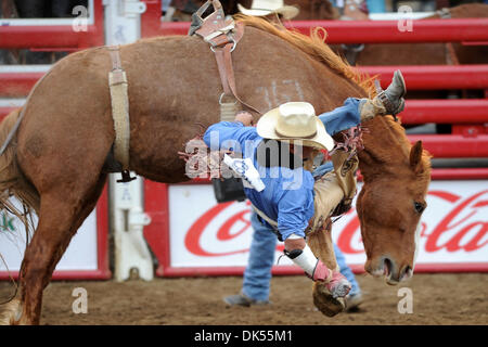 Avril 22, 2011 - Clovis, en Californie, États-Unis - Cesar Banuelos de Los Angeles, CA grands manèges Reno au rodéo de Clovis. (Crédit Image : © Matt Cohen/ZUMAPRESS.com) Southcreek/mondial Banque D'Images