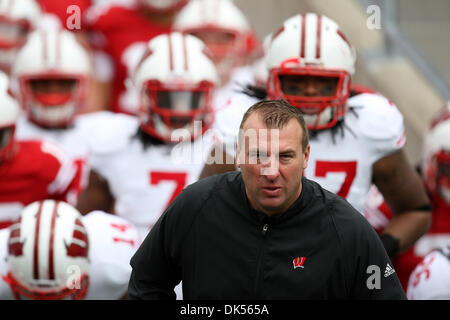 23 avril 2011 - Madison, Wisconsin, États-Unis - Wisconsin Badgers entraîneur en chef Bret Bielema mène son équipe sur le terrain pour le match de football annuel ressort du Wisconsin au Camp Randall Stadium à Madison, Wisconsin. (Crédit Image : © John Fisher/ZUMAPRESS.com) Southcreek/mondial Banque D'Images