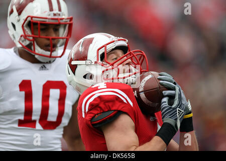 23 avril 2011 - Madison, Wisconsin, États-Unis - Wisconsin Badgers wide receiver Jared Abbrederis (4) capture un punt pendant la partie de football de printemps du Wisconsin au Camp Randall Stadium à Madison, Wisconsin. (Crédit Image : © John Fisher/ZUMAPRESS.com) Southcreek/mondial Banque D'Images