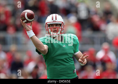 23 avril 2011 - Madison, Wisconsin, États-Unis - Wisconsin Badgers quarterback Jon Budmayr (5) ressemble à lancer au premier trimestre au cours de l'action ressort du Wisconsin match de football au Camp Randall Stadium à Madison, Wisconsin. (Crédit Image : © John Fisher/ZUMAPRESS.com) Southcreek/mondial Banque D'Images