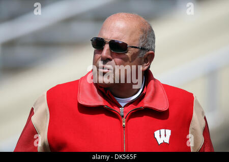 23 avril 2011 - Madison, Wisconsin, États-Unis - Barry Alvarez regarde pendant le match de football de printemps du Wisconsin au Camp Randall Stadium à Madison, Wisconsin. (Crédit Image : © John Fisher/ZUMAPRESS.com) Southcreek/mondial Banque D'Images