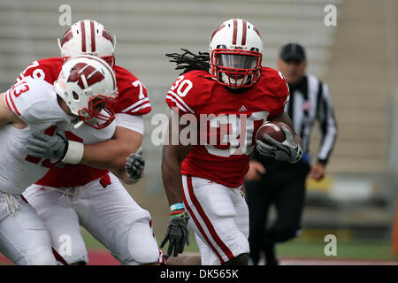 23 avril 2011 - Madison, Wisconsin, États-Unis - Wisconsin Badgers tournant retour Zach Brown (30) exécutant le foot pendant le match de football de printemps du Wisconsin au Camp Randall Stadium à Madison, Wisconsin. (Crédit Image : © John Fisher/ZUMAPRESS.com) Southcreek/mondial Banque D'Images