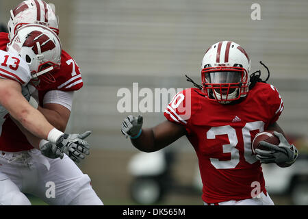 23 avril 2011 - Madison, Wisconsin, États-Unis - Wisconsin Badgers tournant retour Zach Brown (30) en action pendant la partie de football de printemps du Wisconsin au Camp Randall Stadium à Madison, Wisconsin. (Crédit Image : © John Fisher/ZUMAPRESS.com) Southcreek/mondial Banque D'Images