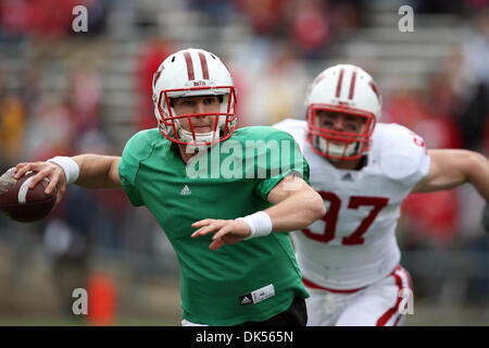23 avril 2011 - Madison, Wisconsin, États-Unis - Wisconsin Badgers quarterback Jon Budmayr (5) à la recherche de passer sur l'exécuter pendant le match de football de printemps du Wisconsin au Camp Randall Stadium à Madison, Wisconsin. (Crédit Image : © John Fisher/ZUMAPRESS.com) Southcreek/mondial Banque D'Images