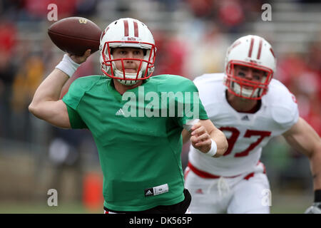23 avril 2011 - Madison, Wisconsin, États-Unis - Wisconsin Badgers quarterback Jon Budmayr (5) jette sur l'exécuter pendant le match de football de printemps du Wisconsin au Camp Randall Stadium à Madison, Wisconsin. (Crédit Image : © John Fisher/ZUMAPRESS.com) Southcreek/mondial Banque D'Images