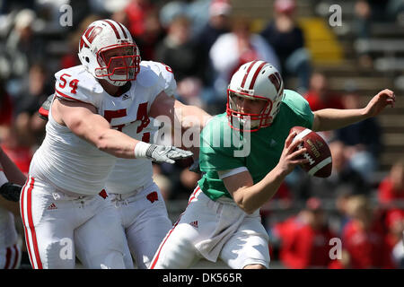 23 avril 2011 - Madison, Wisconsin, États-Unis - Wisconsin Badgers attaquer défensif Kyle Costigan (54) cherche à s'attaquer à un quart-arrière du Wisconsin Wisconsin pendant le match de football de printemps au Camp Randall Stadium à Madison, Wisconsin. (Crédit Image : © John Fisher/ZUMAPRESS.com) Southcreek/mondial Banque D'Images