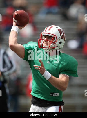 23 avril 2011 - Madison, Wisconsin, États-Unis - Wisconsin Badgers quarterback Jon Budmayr (5) en action pendant la partie de football de printemps du Wisconsin au Camp Randall Stadium à Madison, Wisconsin. (Crédit Image : © John Fisher/ZUMAPRESS.com) Southcreek/mondial Banque D'Images