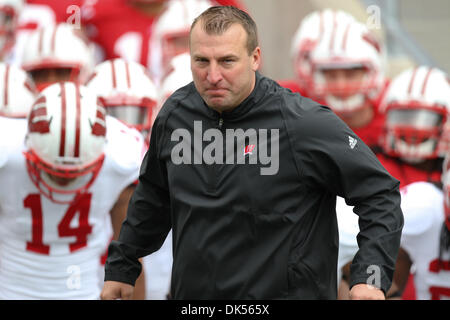 23 avril 2011 - Madison, Wisconsin, États-Unis - Wisconsin Badgers entraîneur en chef Bret Bielema mène son équipe sur le terrain pour le match de football annuel ressort du Wisconsin au Camp Randall Stadium à Madison, Wisconsin. (Crédit Image : © John Fisher/ZUMAPRESS.com) Southcreek/mondial Banque D'Images