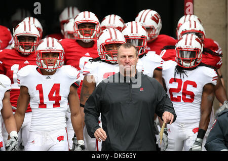 23 avril 2011 - Madison, Wisconsin, États-Unis - Wisconsin Badger les joueurs avec l'entraîneur-chef Bret Bielema à propos de prendre le terrain pendant la partie de football de printemps du Wisconsin au Camp Randall Stadium à Madison, Wisconsin. (Crédit Image : © John Fisher/ZUMAPRESS.com) Southcreek/mondial Banque D'Images