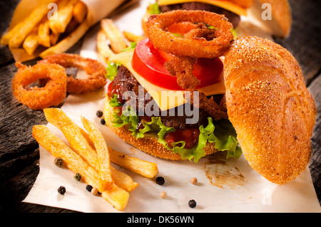 Grand et délicieux cheesburger avec oignons et frites.Selective focus sur le cheeseburger Banque D'Images