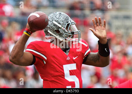 23 avril 2011 - Columbus, Ohio, États-Unis - Ohio State Buckeyes quarterback Braxton Miller (5) passe au cours de la Jeu du printemps 2011 à l'Ohio Stadium. (Crédit Image : © Scott Stuart/ZUMAPRESS.com) Southcreek/mondial Banque D'Images