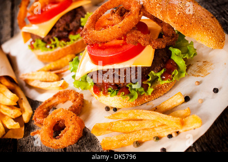 Une cuisine américaine avec des cheesburger, d'oignons et de frites.Selective focus sur le cheeseburger Banque D'Images