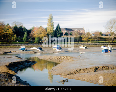 Les petits bateaux à marée basse dans le ruisseau entre Portsmouth et l'île de baleine contenant le HMS Excellent Banque D'Images