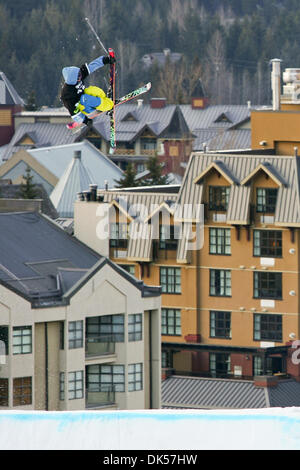 23 avril 2011 - Whistler, Colombie-Britannique, Canada - # 27 Dane Tudor de Rossland BC monte au cours de la WSI Big Air contest le samedi à Whistler (crédit Image : © James Healey/ZUMAPRESS.com) Southcreek/mondial Banque D'Images
