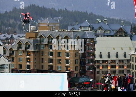 23 avril 2011 - Whistler, Colombie-Britannique, Canada - Joseph Caradeux à # 103 de la Clusaz France exécute un 720 tail grab sur l'étape vers le bas sur l'un de sa pratique s'exécute au cours de la WSI Big Air finale à Whistler. (Crédit Image : © James Healey/ZUMAPRESS.com) Southcreek/mondial Banque D'Images