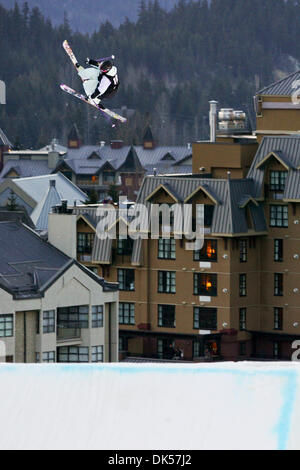 23 avril 2011 - Whistler, Colombie-Britannique, Canada - Maude Raymond # 107 de Laurentides Québec sur l'étape vers le bas sur l'un de sa pratique s'exécute au cours de la WSI Big Air finale à Whistler. (Crédit Image : © James Healey/ZUMAPRESS.com) Southcreek/mondial Banque D'Images