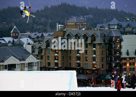 23 avril 2011 - Whistler, Colombie-Britannique, Canada - # 27 Dane Tudor de Rossland BC avec ses skis traversé comme il tourne sur l'étape vers le bas sur l'un de sa pratique s'exécute au cours de la WSI Big Air finale à Whistler. (Crédit Image : © James Healey/ZUMAPRESS.com) Southcreek/mondial Banque D'Images