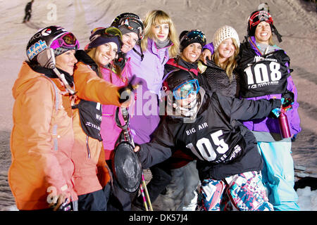 23 avril 2011 - Whistler, Colombie-Britannique, Canada - Les filles posent après le Big Air WSI finale à Whistler. (Crédit Image : © James Healey/ZUMAPRESS.com) Southcreek/mondial Banque D'Images