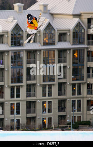 23 avril 2011 - Whistler, Colombie-Britannique, Canada - LJ Strenio # 19 de Burlington Vermont tucks en pour obtenir le plus de rotation sur sa pratique exécuté lors de la WSI Big Air contest le samedi à Whistler (crédit Image : © James Healey/ZUMAPRESS.com) Southcreek/mondial Banque D'Images