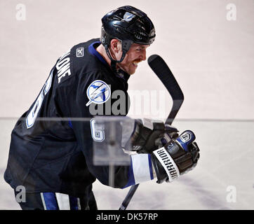 25 avril 2011 - DANIEL WALLACE | fois.TP 337145   16 mur de la foudre (04/25/2011 Tampa) Lightning de Tampa Bay Ryan Malone de l'aile gauche (6) célèbre son quatrième but de la période. La période de trois mesures : le Lightning de Tampa Bay jouer les Penguins de Pittsburgh à la Pete Times Forum, le lundi dans le sixième match de la première ronde éliminatoire. [DANIEL WALLACE, fois] (crédit Image : © St. Petersburg Times Banque D'Images