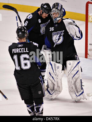 25 avril 2011 - DANIEL WALLACE | fois.TP 337145   18 mur de la foudre (04/25/2011 Tampa) Lightning de Tampa Bay Ryan Malone de l'aile gauche (6) plus de patins de gardien Dwayne Roloson (35), comme l'Éclair lier la série à trois jeu avec une victoire de 4-2, comme l'aile droite Teddy Purcell (16) joint. La période de trois mesures : le Lightning de Tampa Bay jouer les Penguins de Pittsburgh à la fois sur le Forum St. Banque D'Images
